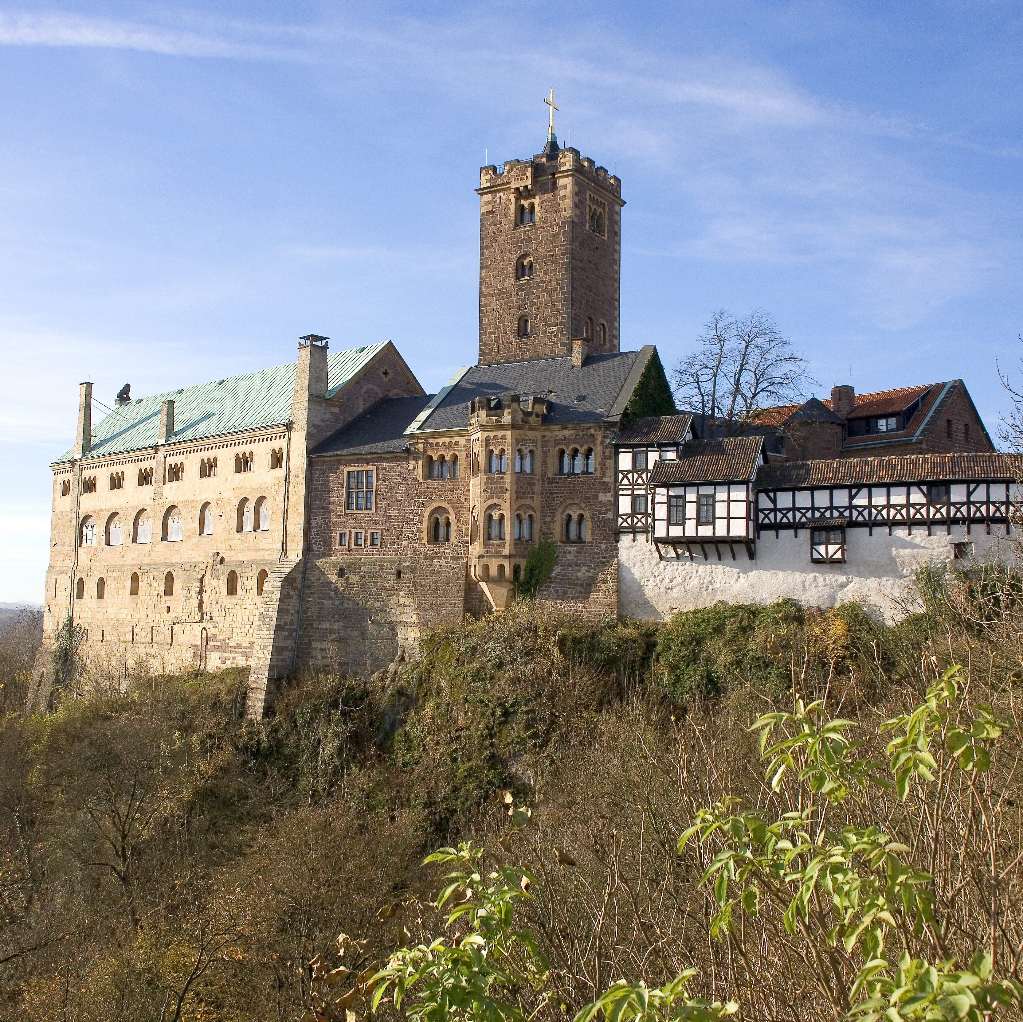 Wartburg auf einem bewaldeten Berg